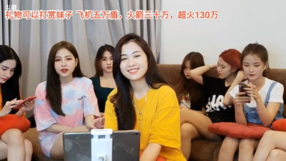 新来的美女，笑起来很好看啊
