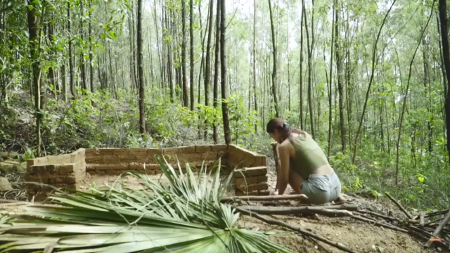 已经贴好字幕11_7用木材和白蚁土造砖墙，修建小屋，棕榈页做屋顶谢谢点关注 投币哦