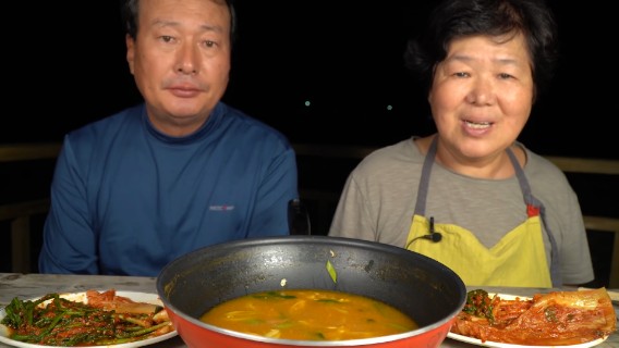 将泡面煮好后加入鸡蛋，再放入大葱一起煮，这样面吃起来会更鲜美。