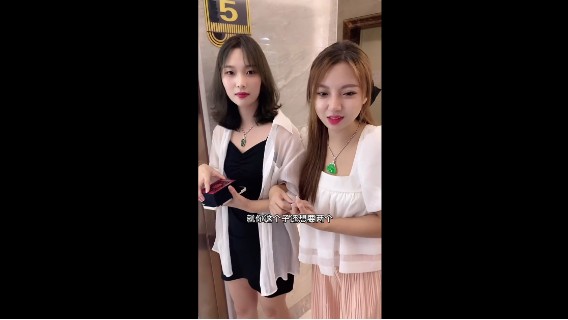 男子看上了美女的闺蜜