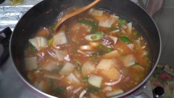 妈妈教你做美味的韩式料理，烤鲷鱼搭配鱿鱼汤，让人欲罢不能！