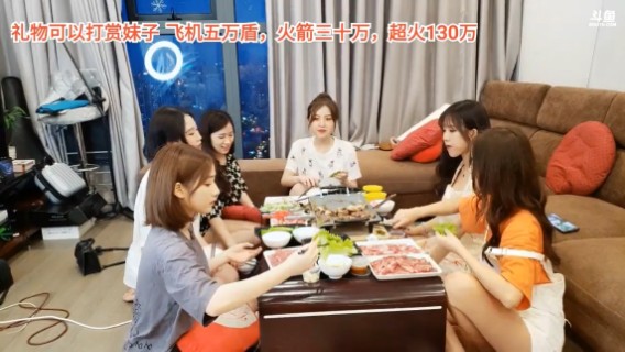 一群美女吃烤肉，大海真是快乐啊