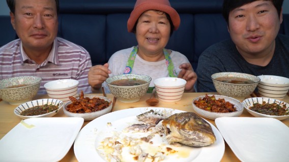 吃全家一起品尝妈妈做的美味料理，鱿鱼汤配卷心菜包饭，风味十足！
