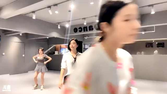 【妮儿Nierrr 舞蹈】07-05 17:26