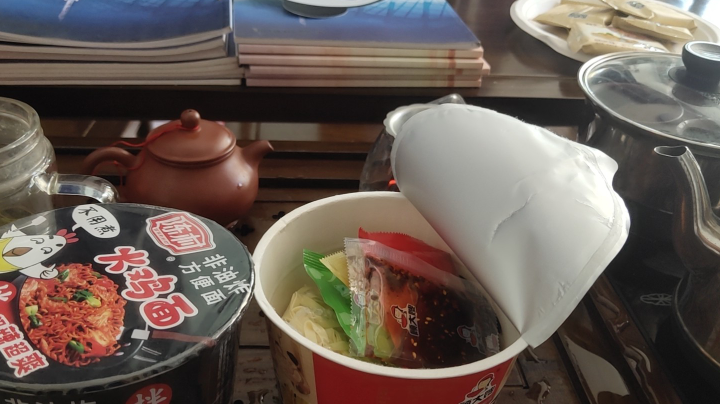 社会的毒打辣眼睛，午饭输红包了。