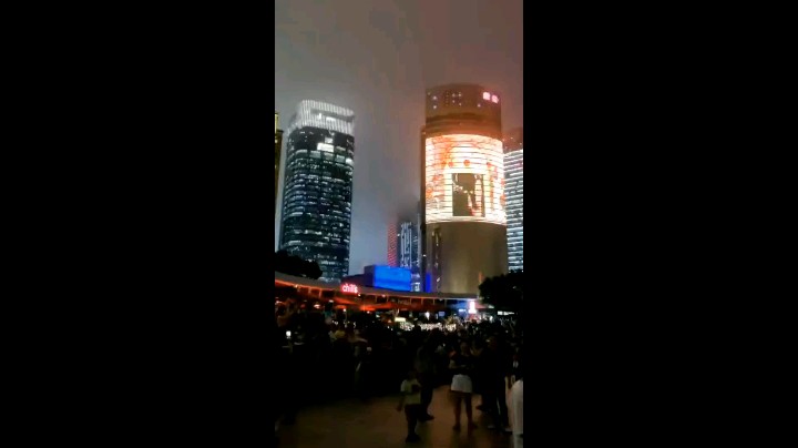 CJW潮极沃，上海浦东陆家嘴金融中心，旁，人山人海
