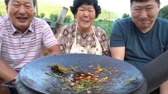 全家一起分享美味的炭烤猪内脏，吃起来香嫩酥脆，满口流油！