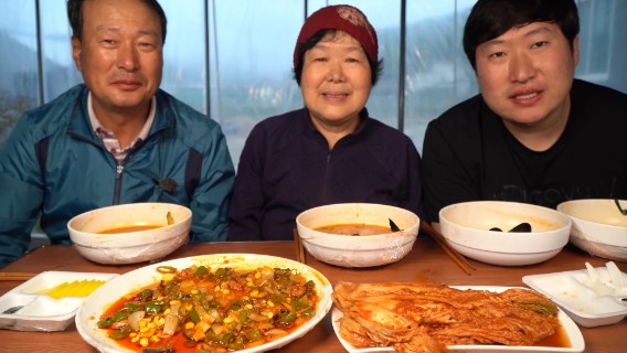 雨天和家人一起品尝香辣海鲜面，配上美味干烹鸡，吃起来太爽了！
