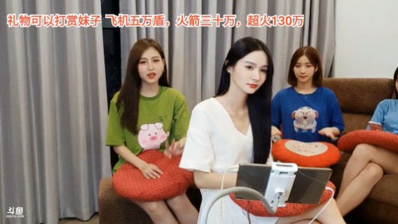 美女大海说话真有趣，把新来的美女逗笑了