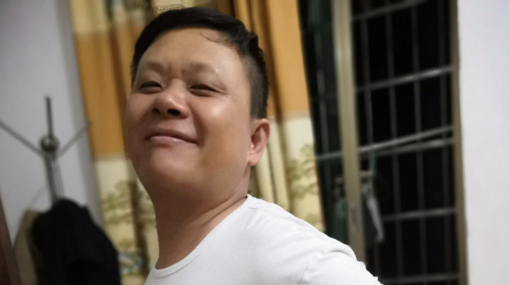 大叔喜欢唱歌。