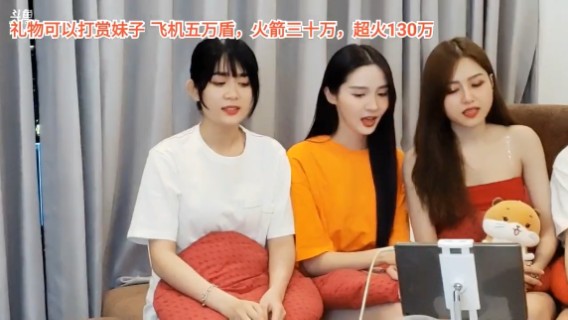 一群美女排队感谢大哥，好可爱啊，你喜欢哪个