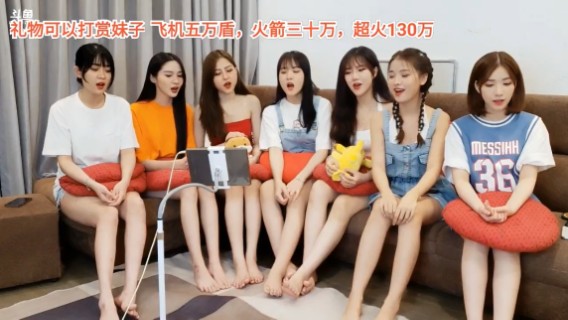 美女合唱流行情歌，龙哥还是那么可爱啊