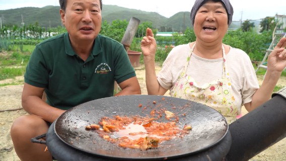 蒜烤五花肉酥爽可口，一口下去肉汁四溅，吃起来真的太过瘾了！