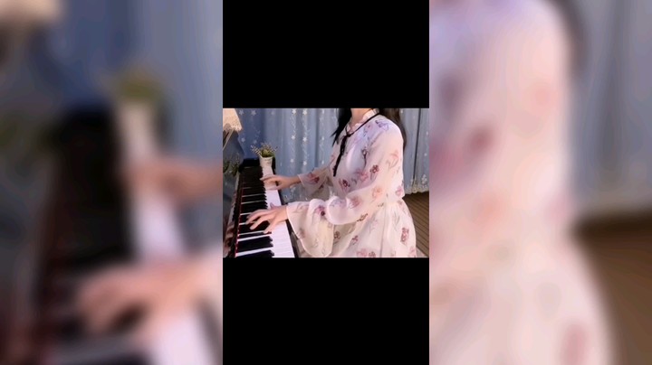 “我的鲨鱼们 想听我弹钢琴 那就满足一下你们吧。”