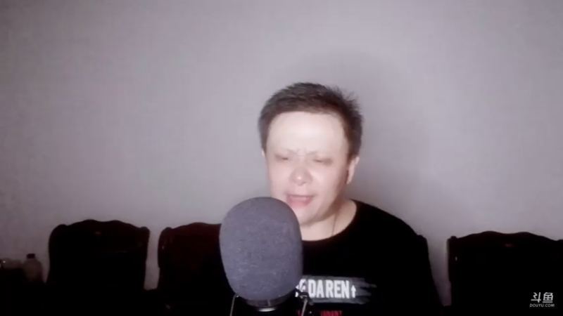 这个大叔爱唱歌。