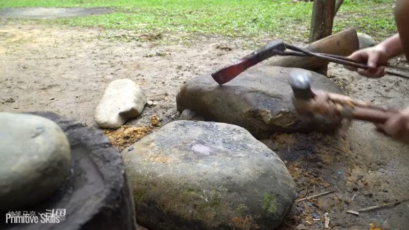 E64锻造农具十八班兵器6装备毕业【真人我的世界-空手发展-单人炼铁】