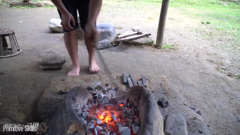 E66新手村斧头终于退休6锻造大斧【真人我的世界-空手发展-单人炼铁】