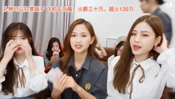 美女大海和空姐帮小糯米拉票真是可爱啊