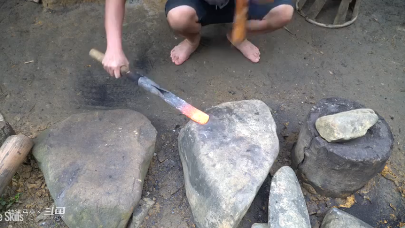 E64锻造农具十八班兵器13装备毕业【真人我的世界-空手发展-单人炼铁】