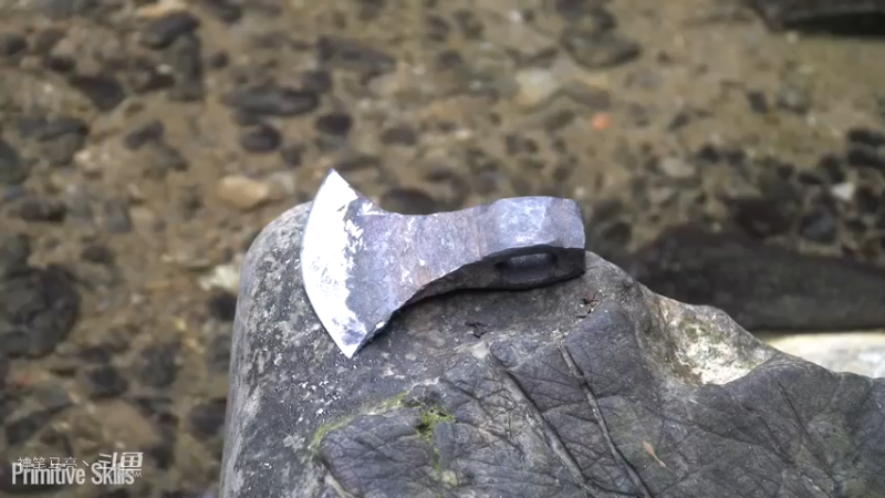 E66新手村斧头终于退休14锻造大斧【真人我的世界-空手发展-单人炼铁】