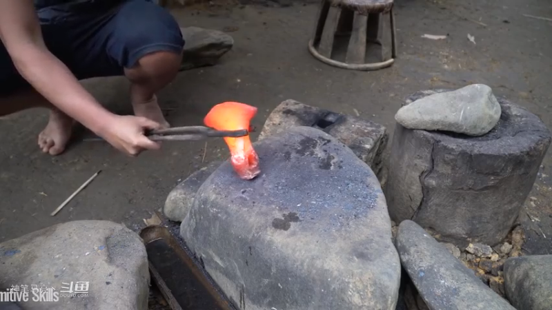 E66新手村斧头终于退休9锻造大斧【真人我的世界-空手发展-单人炼铁】