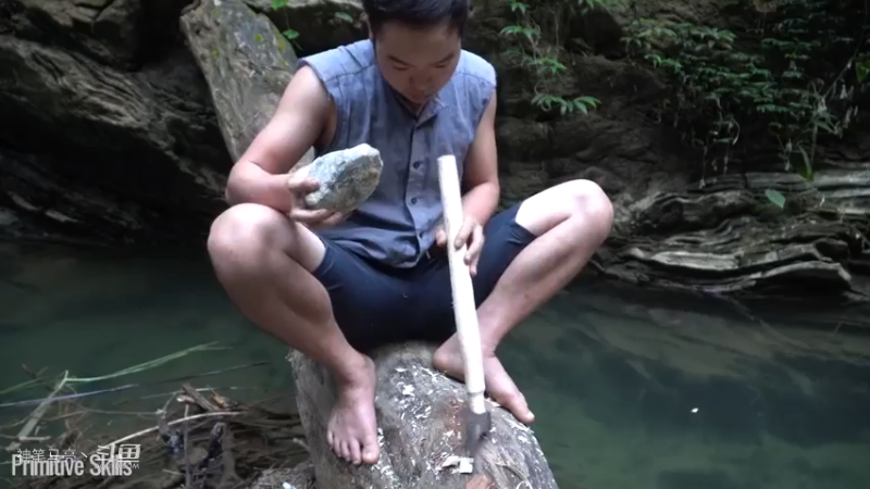 E66新手村斧头终于退休15锻造大斧【真人我的世界-空手发展-单人炼铁】