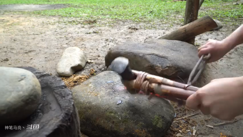 E64锻造农具十八班兵器5装备毕业【真人我的世界-空手发展-单人炼铁】