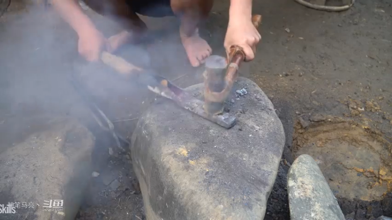 E64锻造农具十八班兵器11装备毕业【真人我的世界-空手发展-单人炼铁】