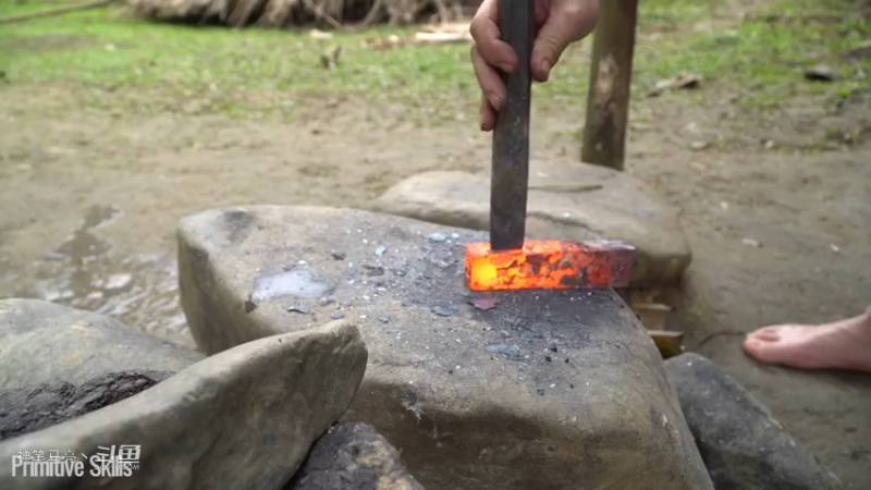 E66新手村斧头终于退休4锻造大斧【真人我的世界-空手发展-单人炼铁】