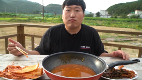 品尝自己很喜爱的辛拉面，汤汁浓郁，配上泡菜还是那么爽口细腻！