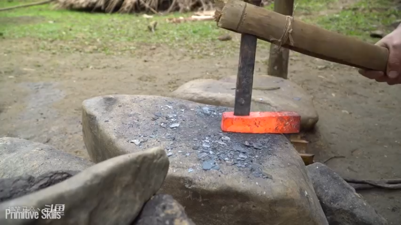 E66新手村斧头终于退休5锻造大斧【真人我的世界-空手发展-单人炼铁】