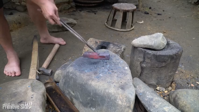 E66新手村斧头终于退休7锻造大斧【真人我的世界-空手发展-单人炼铁】