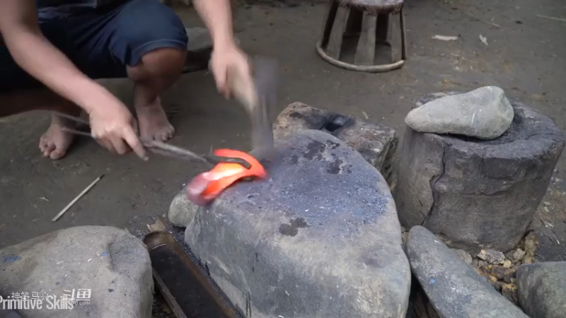 E66新手村斧头终于退休10锻造大斧【真人我的世界-空手发展-单人炼铁】