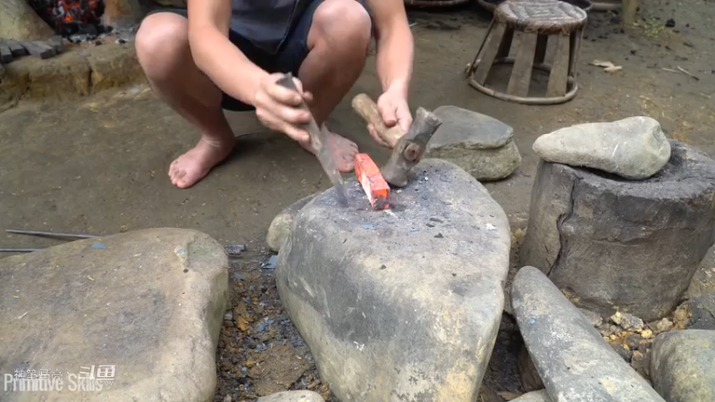 E66新手村斧头终于退休3锻造大斧【真人我的世界-空手发展-单人炼铁】