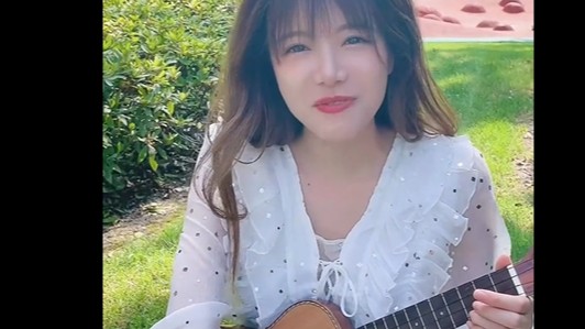 夏天的风，树上的蝉鸣，小朋友的叫闹声，还有你