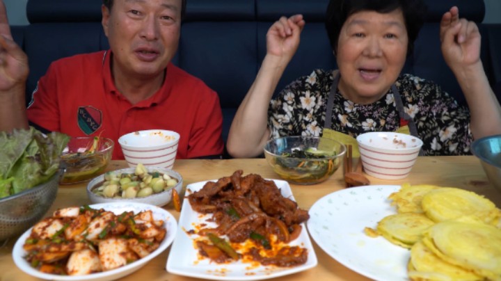 爸妈一起分享香味独特的洋葱宴席，口感清脆，夏天非常值得一试！