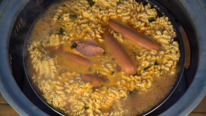 分享筋道爽滑的火热拉面烹饪方法，韧性十足，浓香的美味回忆