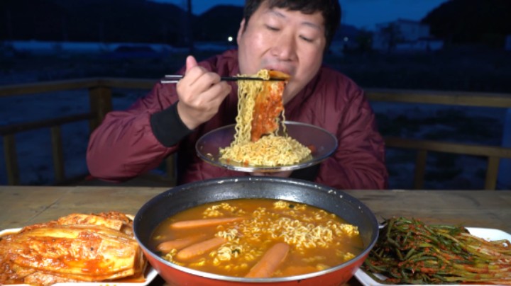 品尝香辣劲爽的火热拉面，配上美味午餐肉，还是令人怀念的味道！