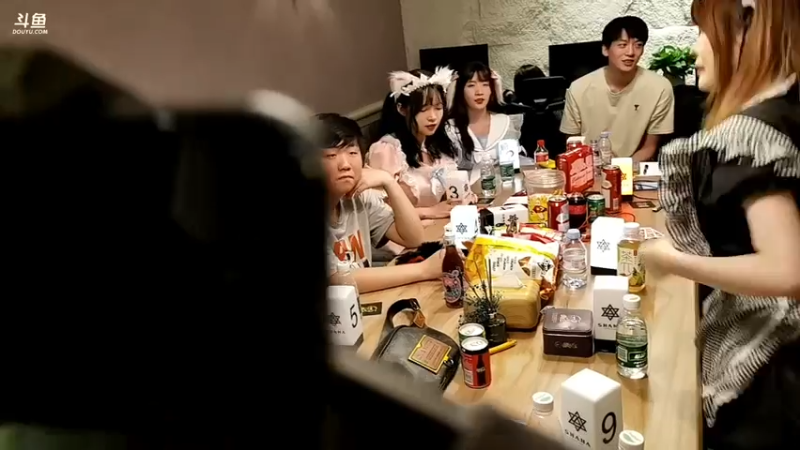 【2021-07-16 22点场】即将拥有人鱼线的PDD：小伙伴吃饭+探桌游店