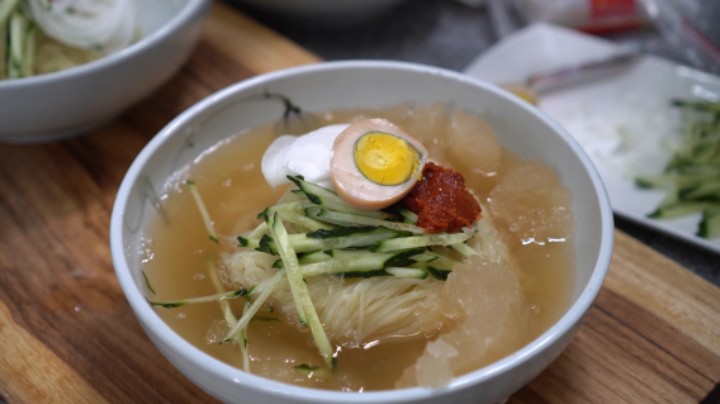 滋滋作响的油煎牛肉饼，再来一碗凉拌小麦面，荤素搭配营养均衡！