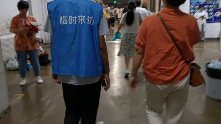 中午餐厅免费领西瓜