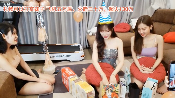 越南美女空姐过生日，大家送的礼物很有趣