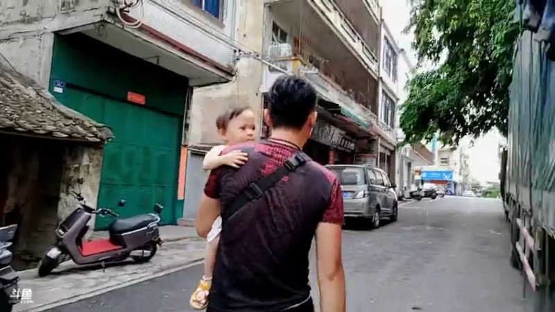 【2021-07-20 18点场】小泰一泰国户外一：失踪人口回归~ 别墅开始隔墙了