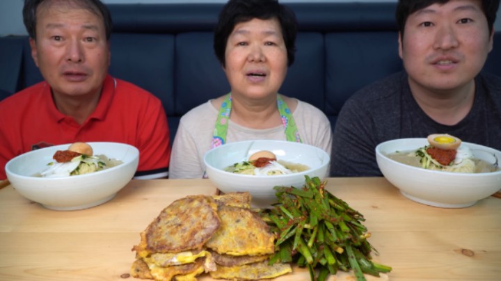享用呼噜噜的釜山小麦面，搭配酥脆焦嫩的牛肉饼，吃起来非常满足