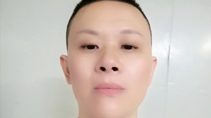 爱唱K的大叔。