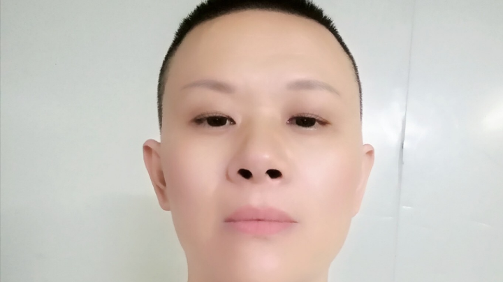 喜欢唱K的大叔。