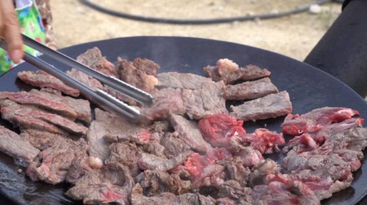 户外煎烤新鲜的牛脊肉，肉香四溢，已经忍不住咽口水了！