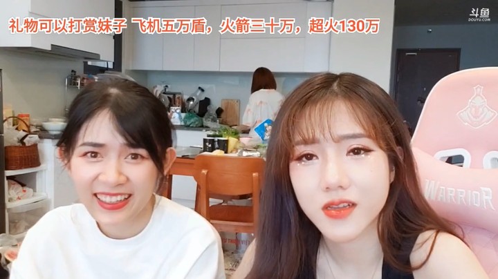 美女空姐和黛玉一起聊天好可爱啊