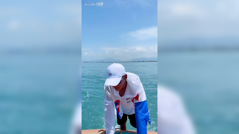 美女冲浪