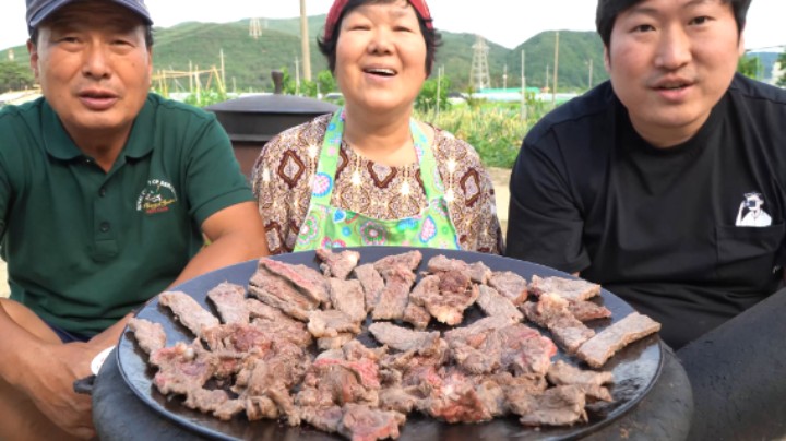 品尝鲜嫩多汁的牛脊肉，外焦里嫩，大口大口地吃真的太过瘾了！
